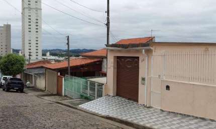 Casa de 04 dormitórios ( Sendo 01 Suite ) á venda região central de Jacareí