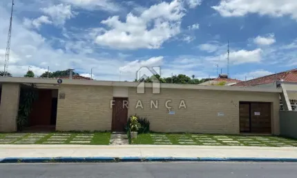 CASA COMERCIAL 3 DORMITÓRIOS SENDO 1 SUÍTE CENTRO DE JACAREÍ