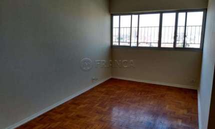 Apartamento com 3 quartos para alugar no Centro, Jacareí 