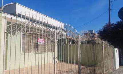 Procurando um imóvel que combine conforto para sua família e um excelente potencial para seu negócio? Este é o lugar perfeito!  3 Dormitórios, sendo 1 suíte espaçosa para mais privacidade.