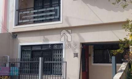*Casa Comercial no centro de Jacareí*  Ótima oportunidade de espaço comercial no coração da cidade. Com 8 salas amplas e climatizadas, ideal para clínicas, mas também adaptável a diversos segmentos co