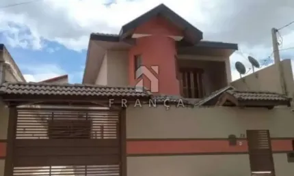 Lindo Sobrado - 4 Quartos, Suíte com Hidromassagem - Localização Privilegiada