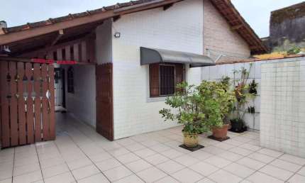 Casa para Venda em Mongaguá, Jardim Santana, 2 dormitórios, 1 suíte, 2 banheiros, 6 vagas