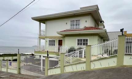 Espaçosa casa à venda em Balneário Piçarras, com 1 suíte + 5 dormitórios. Ideal para quem busca conforto e espaço para toda a família. Não perca essa oportunidade única!