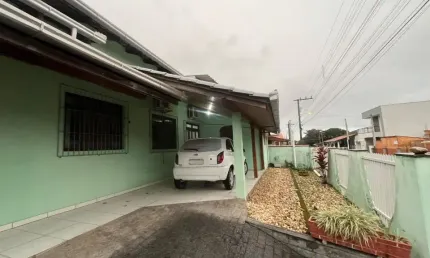 Linda casa averbada à venda no bairro Armação, em Penha! 1 suíte + 4 quartos, ótimo espaço e localização privilegiada
