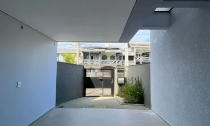 Lindíssimo sobrado geminado, localizado no bairro Santo Antônio.