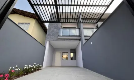 Sobrado geminado com acabamento de alto padrão e excelente localização no bairro Costa e Silva, este imóvel é a escolha perfeita para quem busca qualidade e conforto.