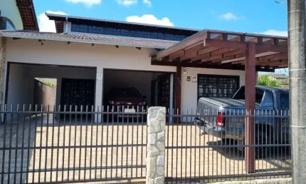 Casa com Piscina e Averbada localizado no bairro Floresta