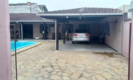 Casa semi mobiliada com piscina no bairro Boemerwald