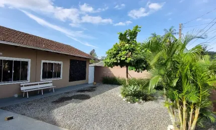 Casa com terreno amplo localizado no bairro Parque Guarani