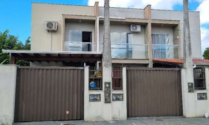 Sobrado geminado semimobiliado bem localizado no Boa Vista
