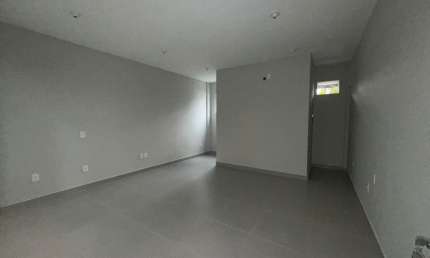 Alugo linda sala comercial recém reformada em galeria com excelente localização no bairro Glória