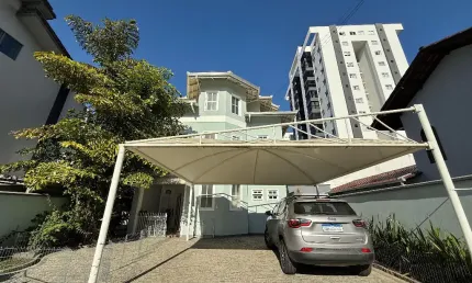 Uma casa onde a luz natural faz morada, o espaço convida a viver bem e o bom gosto está presente em cada ambiente. Localização estratégica no Anita Garibaldi!
