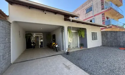 Casa com Edícula localizado no bairro Jardim Iririu Com Exclusividade