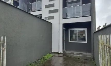 Sobrado geminado de 70m² com 2 dormitórios e sacada no bairro floresta