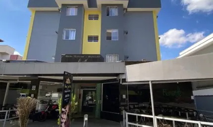 Alugo linda sala comercial recém reformada em galeria com excelente localização no bairro glória