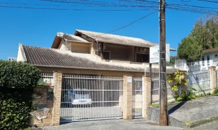 Casa comercial com 354m² pronta para sua empresa ou investimento localizado no bairro anita garibaldi.