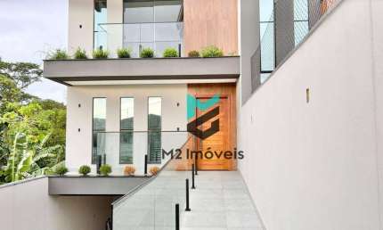 Lindo Triplex Novo com 154m² na Fortaleza, com Piscina, Churrasqueira e Amplo Jardim nos Fundos!