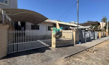 Casa com 3 quartos, totalmente plana no bairro velha!