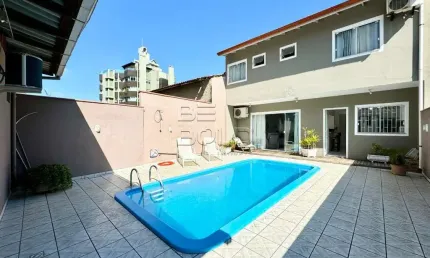 Casa com 3 quartos à venda na Rua Wilson Luz, 45, Coqueiros, Florianópolis por R$ 2.100.000