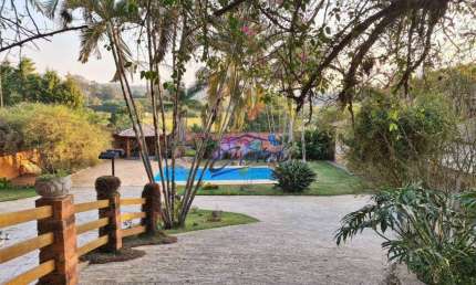 Casa Térrea impecável - 5 dormitórios - 3 suítes - Piscina!