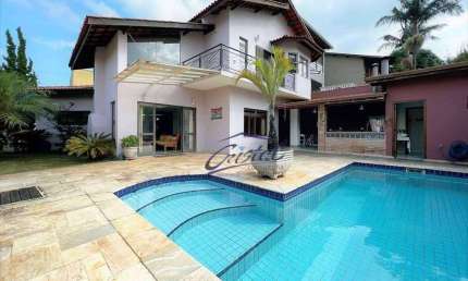 Linda casa integrada. 3 suítes, piscina e ótima área gourmet!