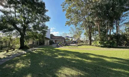 Casa Térrea com Gourmet, Hóspede, Cocheira, Ateliê e Caseiro.