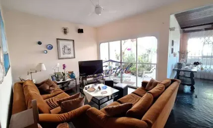 Casa térrea elevada com 4 quartos 4 suítes 4 vagas de garagem com piscina.