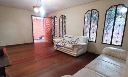 Casa Térrea de 240m² com 2 dormitórios  2 banheiros 2 vagas de garagem ótimo para construtores