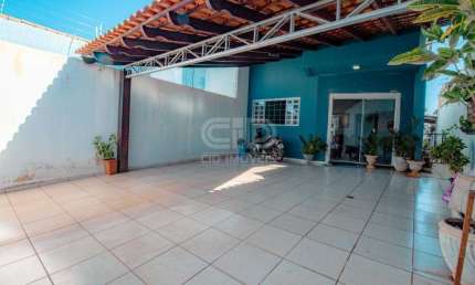 Sobrado com três quartos no bairro Nova Várzea Grande