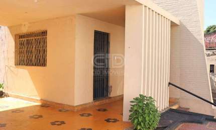 Casa e ponto comercial em frente ao Colégio Salesiano São Gonçalo