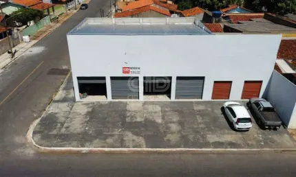 Salão comercial com aproximadamente 117m² no bairro CPA II