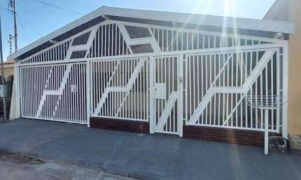 Casa á Venda com edícula e piscina no bairro CPA III setor 02