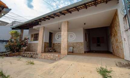 Casa com três quartos e salas comerciais no bairro Jardim Cuiabá