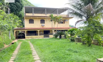 Sitio espetacular com 3 construções no bairro de Santo Antônio.