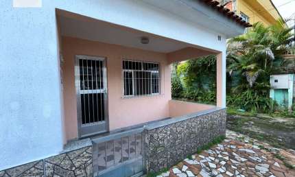 Casa com quintal em Xerem próximo da “praça do Zeca'