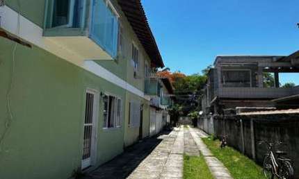 Casa duplex em Santa Cruz da Serra financiada pelo banco.