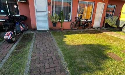 Casa linear em condomínio no bairro de Chácara Arcampo