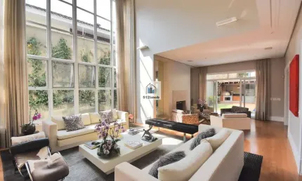 Casa em rua fechada - 546 m2 de terreno com 500 m2 de área construída