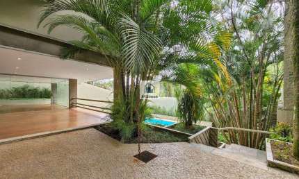 CASA EM RUA FECHADA - 1.331 m2 de terreno com 900 m2 de área construída