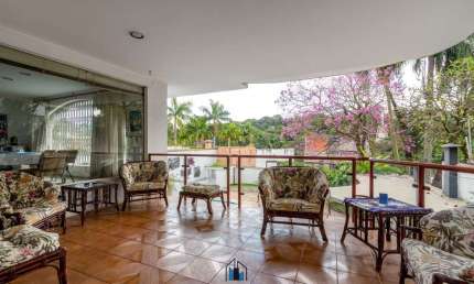 Casa com 4 Suítes,  4 vagas, e 6 banheiros à Venda, 750 m²