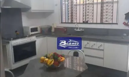 EXCELENTE CASA ASSOBRADADA,COM 3 SUITES,5 WCS,AMPLA SALA.
