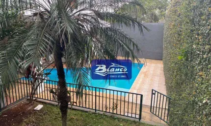 Vende casa com piscina! Rua de cima do Bosque Maia com linda vista para a natureza!!