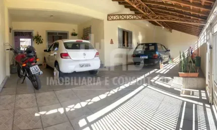 Casa à venda contendo 3 quartos sedno 2 suítes no continental