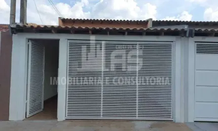 Casa na zona sul de marilia com 3 quartos e 2 banheiros.