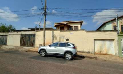EXCELENTE CASA EM LOTE 400 METROS NA MELHOR LOCALIZAA‡AƒO DO BAIRRO TRAŠS BARRAS EM CONTAGEM