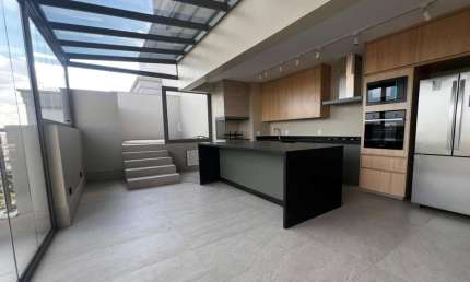 Confortável cobertura para locação com 2 quartos, sendo 2 suítes, 140m²