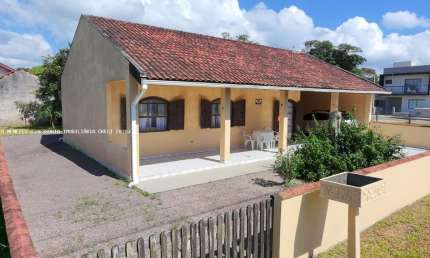 Casa MOBILIADA, com Edícula para Venda no bairro ITAPOÁ , localizado no CENTRO da cidade de Itapoá/SC.