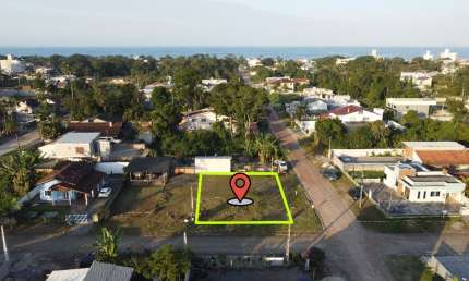 Terreno de ESQUINA 16x24 para Venda no Balneário MARILUZ, localizado na cidade de Itapoá- SC.