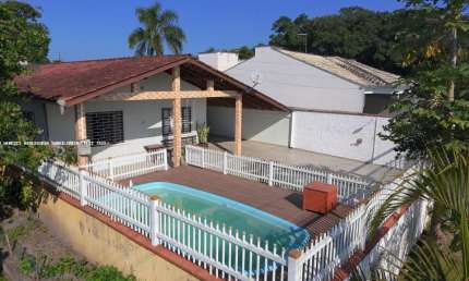 Casa Ampla, Estrutura Sólida e Muito Bem Localizada 400 mts da praia no Balneário Cambiju Região Central de Itapoá.